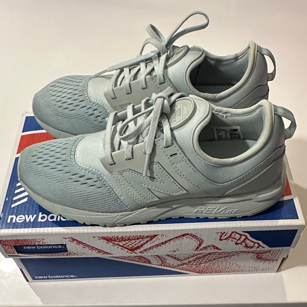 New Balance 247s  in Light Aqua Athletic Shoes Men size 6.5 (Women’s 8.5)